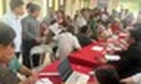 Người dân đổ về nhà văn hóa nhận tiền đền bù đất tại tại siêu dự án 925.000 tỷ đồng có sân vận động lớn nhất hành tinh