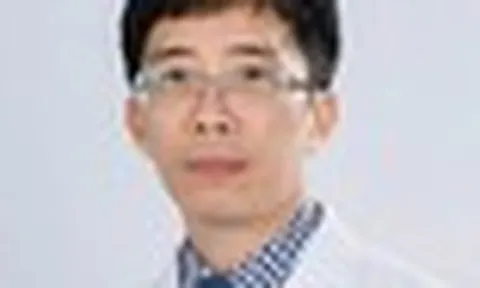 Giáo sư HOT nhất MXH cứu người trên máy bay: Là Giám đốc Trung tâm Đột quỵ tại bệnh viện hàng đầu Việt Nam, 49 tuổi được phong hàm GS trẻ nhất năm 2025
