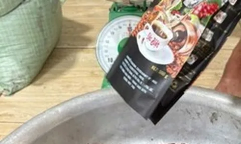Đột kích 3 địa điểm, công an phát hiện đường dây sản xuất cà phê giả, tịch thu gần 600 kg bột cùng hàng nghìn bao bì