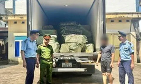 Phát hiện xe tải màu xám lạ, công an Việt Nam lập tức theo dõi giám sát