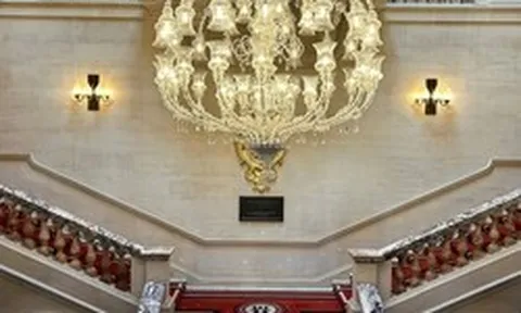 100 triệu đổi lấy trải nghiệm tại 2 khách sạn đắt nhất London mà vẫn phải kiễng chân mới có view đẹp