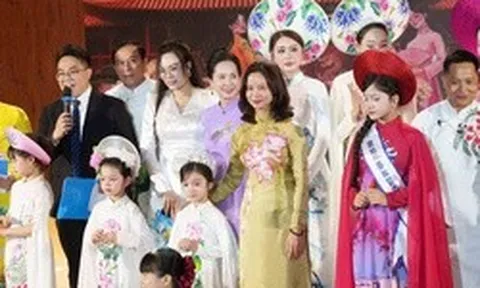 Chạy mưa dựng lại sân khấu trong 3 tiếng, NTK Cao Thu Vân vẫn kể trọn "Miền ký ức" bằng áo dài