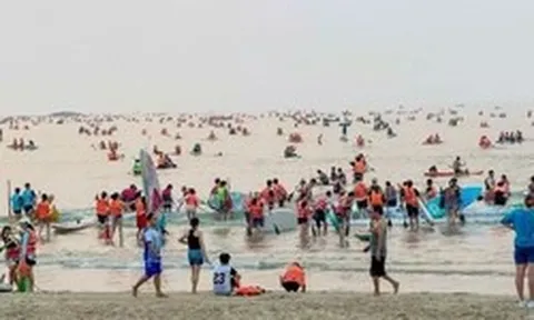 Chen chúc chèo SUP trên biển Đà Nẵng