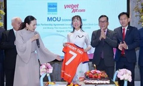 Tiến sĩ Nguyễn Thị Phương Thảo bắt tay Madam Pang
