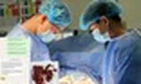 Người đàn ông Lào sang Việt Nam cầu cứu vì biến chứng tiêm chất lạ: “Cảm ơn bác sĩ đã cứu vãn cả cuộc đời tôi”