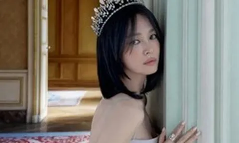“Quốc bảo nhan sắc” xứ Hàn khiến MXH bùng nổ khi hóa thân thành “nữ hoàng ngái ngủ”, đội vương miện 106 năm tuổi
