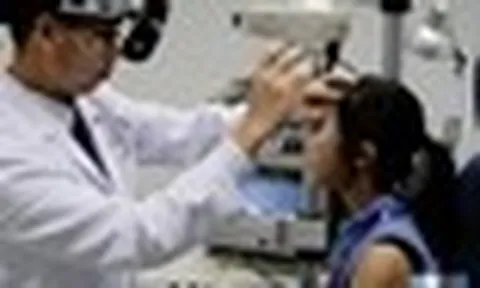 Bé gái 6 tuổi cận 12 độ vì thứ nhiều cha mẹ Việt thích dùng để "dỗ con": Có thể mù lòa bất cứ lúc nào