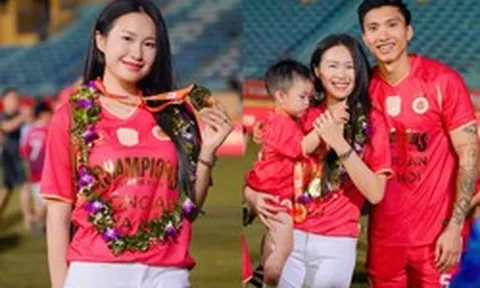 Văn Hậu gọi vợ là "Thóc ơi" giữa sân Hàng Đẫy, Doãn Hải My xinh bất chấp mọi góc camera, visual sáng bừng