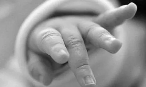 Bé gái 2 tuổi tử vong sau khi kêu đau họng, mẹ "khóc ngất" khi biết lý do