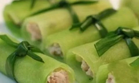 Eo bánh mì, mỡ bụng xập xệ muốn siết cân thì nạo mỏng quả bí xanh rồi cuộn theo cách này, da mướt mượt, vòng hai thon gọn thấy rõ