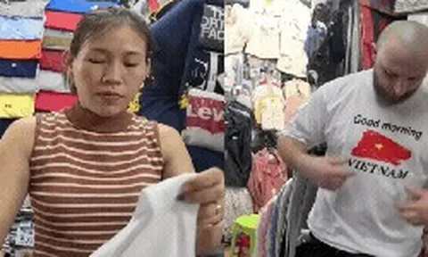 "Phi vụ" mua áo phông 100.000đ của anh Tây tại chợ Bến Thành khiến hàng triệu người sửng sốt