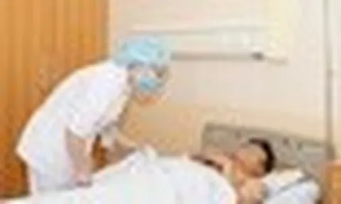 Nam thanh niên bị xe tải chèn qua người khi đang đứng trước nhà