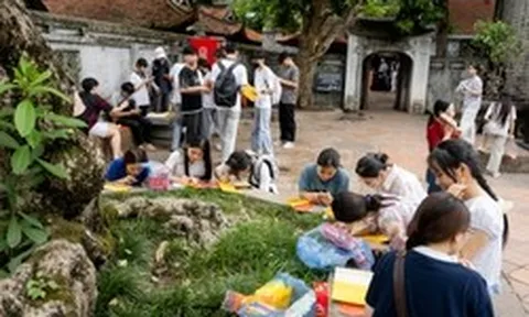 Cảnh tượng mỗi năm chỉ có đúng một lần tại Văn Miếu - Quốc Tử Giám trước giờ G thi tốt nghiệp THPT