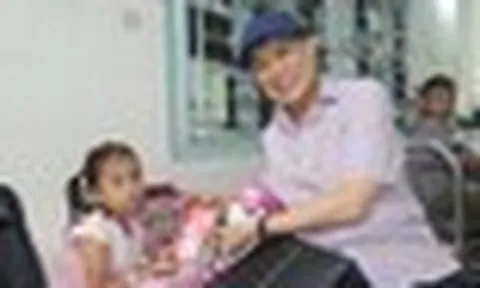 Tỷ phú Johnathan Hạnh Nguyễn xuất hiện tại BV Nhi đồng 2 với chiếc túi "Very Special" vào ngày đặc biệt