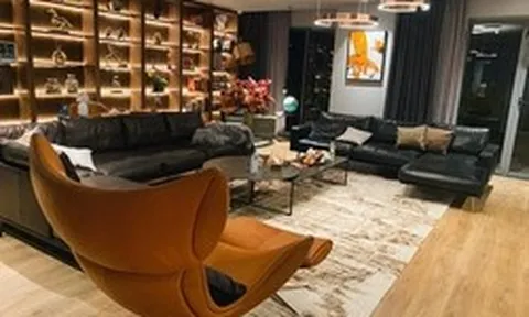 Nam MC cưới cô tiếp viên hàng không kém 8 tuổi: Mua đứt penthouse tặng vợ, độ cưng chiều ngang tổng tài ngôn tình
