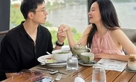 Midu mặc váy rộng thùng thình bên chồng thiếu gia, thay đổi 1 thứ giống mẹ bỉm