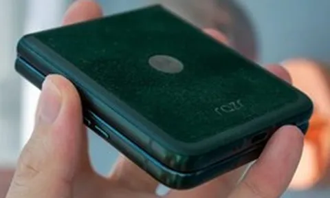 “Điện thoại nắp gập” kinh điển được Motorola mang trở lại Việt Nam, rất đáng sở hữu lúc này
