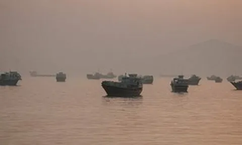 Báo Mỹ: Hơn 100 tàu thương mại được hộ tống qua eo biển Hormuz