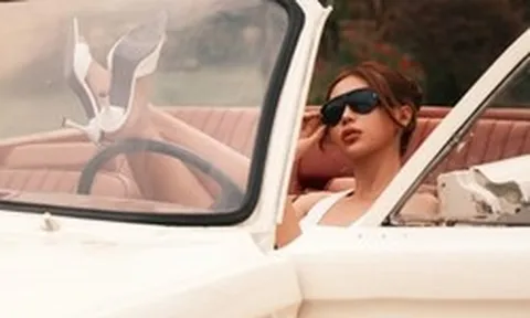 Khó rời mắt khỏi bộ ảnh "người đẹp và siêu xe" đầy nghệ thuật của cô nàng hot girl này