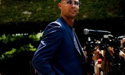 Ronaldo 41 tuổi diện vest bảnh bao, visual cực bảnh lên đường đến Mỹ, bước vào kỳ World Cup thứ 6 lịch sử