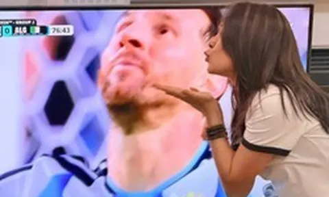 Mỹ Tâm hôn gió và thả tim cho Messi