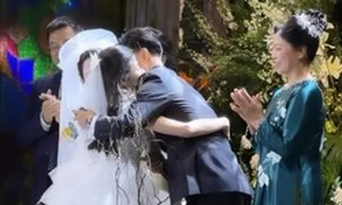 Trần Bích Hạnh công khai con riêng tại đám cưới, Văn Thanh tuyên bố: “Ba sẽ luôn ở bên bảo vệ và yêu thương hai mẹ con”