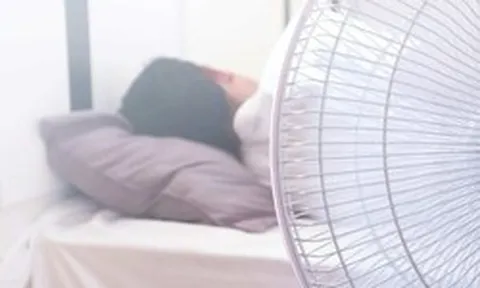 Kiểu bật quạt qua đêm khi đi ngủ được cảnh báo không nên: Nhiều nhà vẫn đang làm mỗi ngày