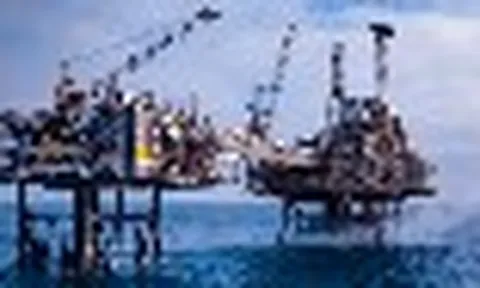 Giá dầu tăng vọt khi ông Trump lại đe dọa tấn công Iran, làm lu mờ đàm phán hoà bình