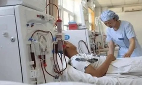 Uống nước thấy xuất hiện 4 dấu hiệu này, bác sĩ cảnh báo: Chức năng thận suy giảm, bệnh thận đang "cận kề"
