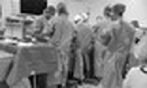 Gần 50 y bác sĩ nghẹn ngào nhìn chàng trai 25 tuổi ra đi sau cuộc vui xem bóng đá