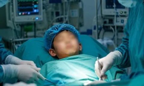 Thương con trước giờ mổ, mẹ lén làm một việc: Tưởng là tốt, không ngờ lại suýt đẩy con vào nguy hiểm