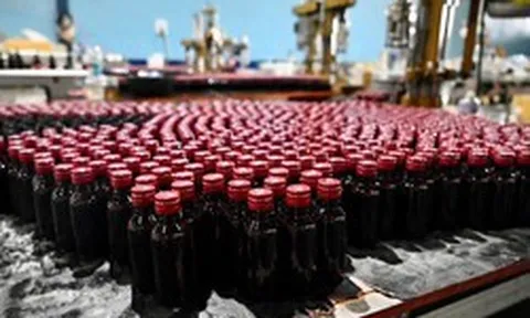 Một thiếu tướng chỉ huy cuộc đột kích, tóm gọn đường dây sản xuất siro ho giả, tịch thu gần 140 nghìn chai thuốc