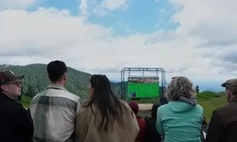 Độc đáo buổi xem World Cup giữa lưng trời tại Canada