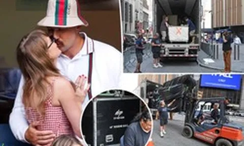 Cảnh tượng khó tin bên ngoài lễ đường đám cưới Taylor Swift
