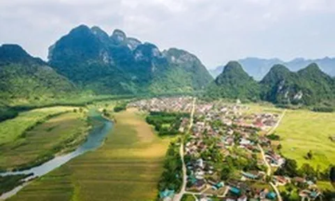 Việt Nam có ngôi làng "thích ứng thời tiết", càng mưa ngập càng đông khách, người dân nói ngôn ngữ riêng