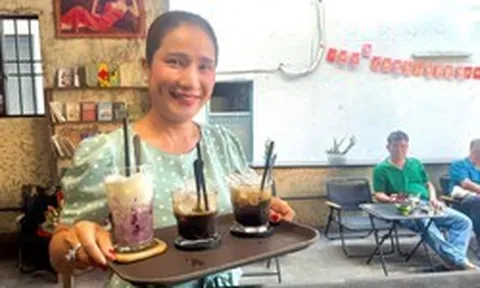 Mẹ đơn thân là NSƯT nổi tiếng miền Nam nghỉ bán cà phê 25 nghìn/ly ở Gò Vấp, đi du lịch khắp thế gian