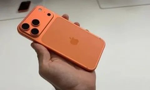 Một chiếc iPhone 17 Pro Max màu Cam Vũ Trụ bị "chôn" 250 năm