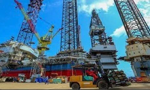 Kéo khối thép nặng 12.000 tấn ra biển nổi sừng sững, Việt Nam thành công làm chủ một công nghệ quan   trọng