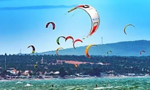 Không phải Đà Nẵng hay Phú Quốc, đây là vùng biển duy nhất của Việt Nam lọt Top 10 xu hướng du lịch toàn cầu năm 2026, hơn 200.000 lượt khách nước ngoài tìm đến để lướt ván