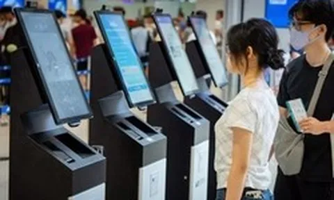 Khách đi máy bay xác thực sinh trắc học 10 giây tại Nội Bài