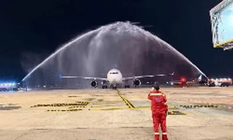 Ngày 13/7, sân bay Nội Bài thực hiện nghi thức phun vòi rồng đón 1 máy bay lạ hạ cánh