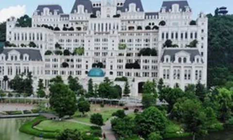 Số phận kỳ lạ của căn thự màu trắng “mọc” giữa vùng quê, 12 tầng trị giá 9.500 tỷ nhưng chủ nhân vẫn là ẩn số