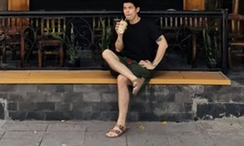 Người đàn ông gia thể khủng ở Hà Nội bỏ việc lương 20 triệu sáng đi bán cafe, tối đi hát