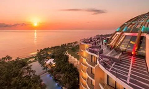 Lý do khiến nhiều người dành cả buổi tối ở khách sạn, ngay cả khi chưa cần book phòng: Từ rooftop bar ngắm hoàng hôn đến bữa tối nhìn ra vịnh