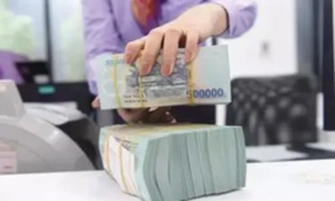 Hút ròng hơn 2.500 tỷ khỏi hệ thống, vì sao lãi suất ngân hàng vẫn tăng cao?
