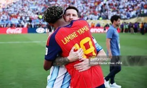 Xúc động khoảnh khắc Lamine Yamal tiến tới ôm chặt và an ủi Messi sau màn thư hùng lịch sử ở chung kết World Cup 2026