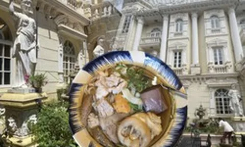 Quán bún bò “giàu” nhất Hà Nội: Giá 65.000 mà được phục vụ như vua chúa, không gian như resort 5 sao, có cả hồ bơi riêng