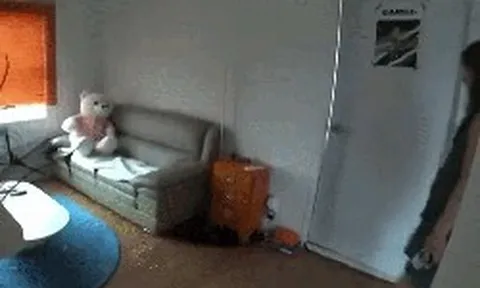 Ca sĩ quốc dân làm việc quần quật 20 năm giờ sống trong căn nhà chật hẹp, tiền đi đâu hết rồi?