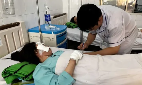 Chạy đua cứu nạn sau vụ xe khách bốc cháy khiến 7 người tử vong