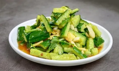 Người đàn ông suy gan cấp tính suýt chết sau khi ăn dưa chuột, bác sĩ cảnh báo 1 thứ "độc gấp 6 lần asen" có trong nhiều loại rau quả mùa hè